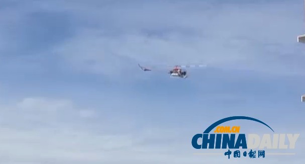 美國(guó)一小鎮(zhèn)上空突然“掉”美元 民眾欣喜撿錢