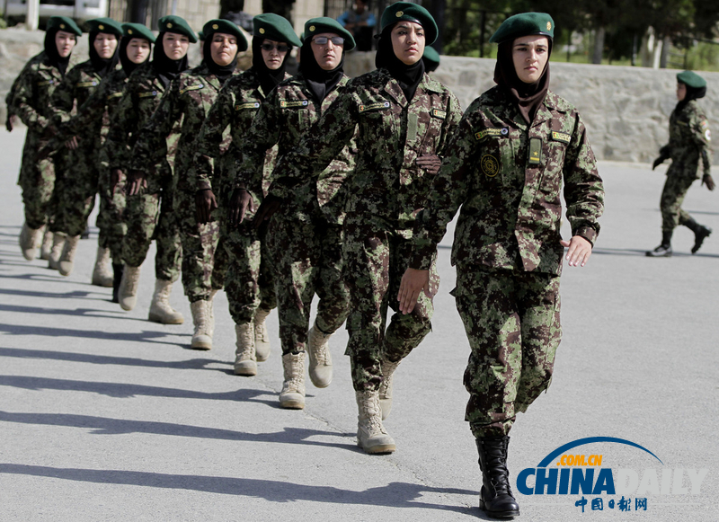 阿富汗國民軍士兵畢業(yè)典禮 女兵英姿颯爽(圖)