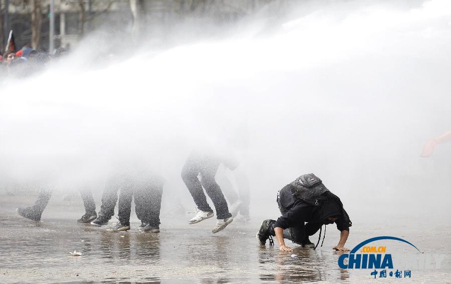 數(shù)千智利學生與警方發(fā)生激烈沖突 要求教育免費提高質量