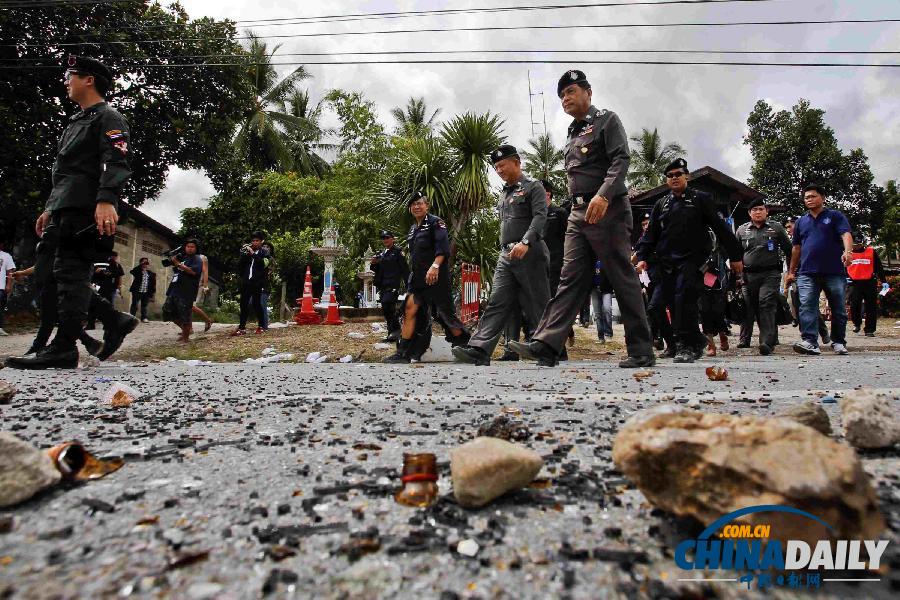 泰國南部膠農(nóng)抗議升級(jí) 警農(nóng)沖突激烈警車被燒毀