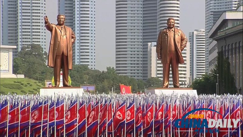 朝鮮舉行建國(guó)65周年閱兵式 短裙女兵整齊劃一