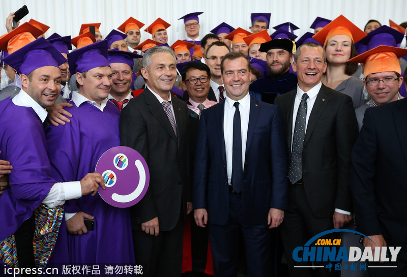 梅德韋杰夫視察學(xué)校 與畢業(yè)生合影留念(組圖)