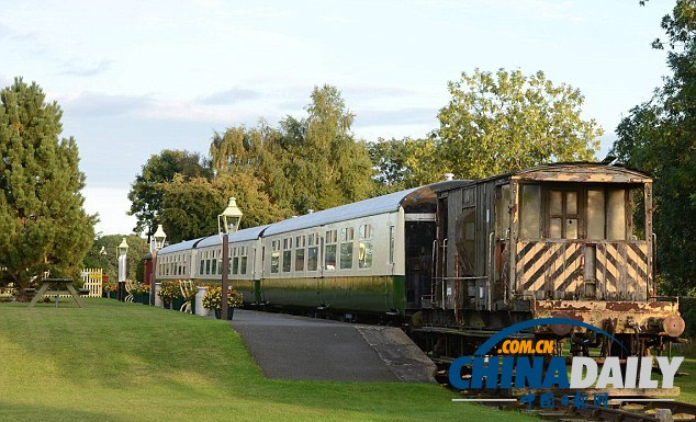 英國(guó)夫婦將舊車(chē)廂改造成旅館 有廚房和中央供暖