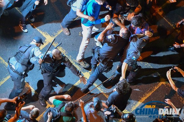 巴西教師大規(guī)模游行抗議政府腐敗 警察噴灑胡椒噴霧
