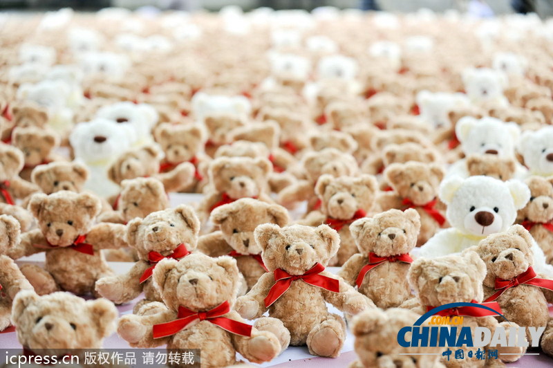 可愛泰迪熊亮相倫敦塔橋前 呼吁關(guān)注腦膜炎疫情