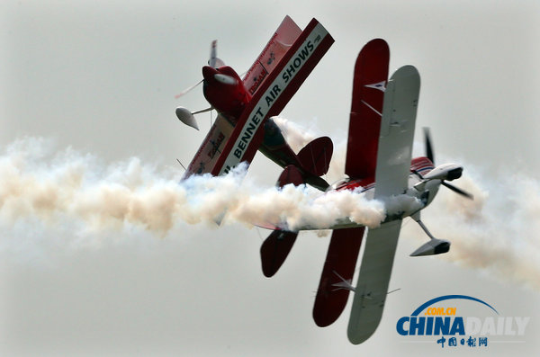 韓國(guó)舉行航空博覽會(huì) 黑鷹特技飛行隊(duì)炫酷助陣(組圖)