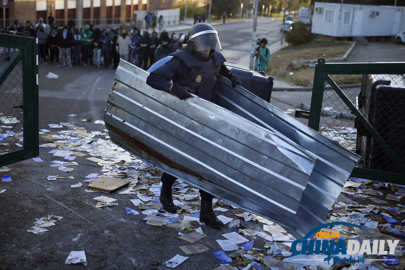 西班牙學(xué)生抗議學(xué)費(fèi)上漲 與警察發(fā)生激烈沖突