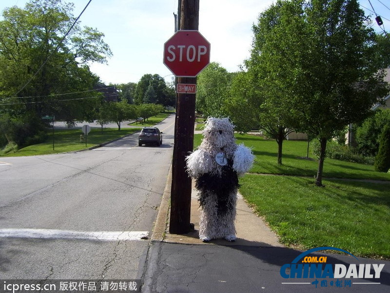 美國(guó)男子自認(rèn)為狗 愛穿狗服上街閑逛