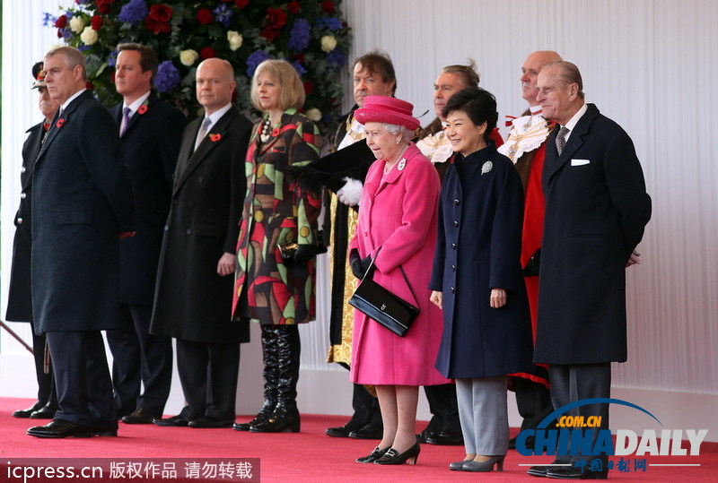 韓國(guó)總統(tǒng)樸槿惠訪問英國(guó) 受英女王夫婦接待