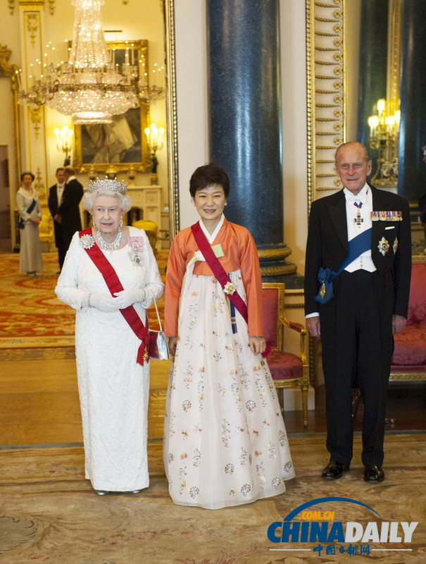 韓國(guó)總統(tǒng)樸槿惠訪問英國(guó) 受英女王夫婦接待
