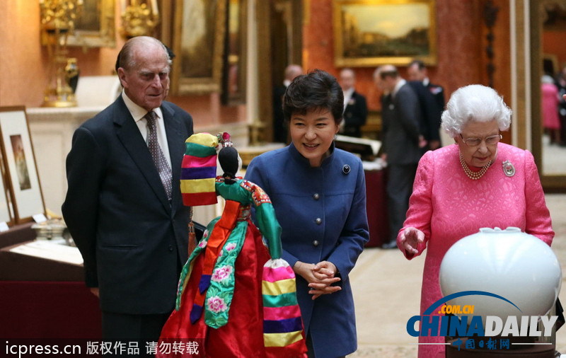 韓國(guó)總統(tǒng)樸槿惠訪問英國(guó) 受英女王夫婦接待