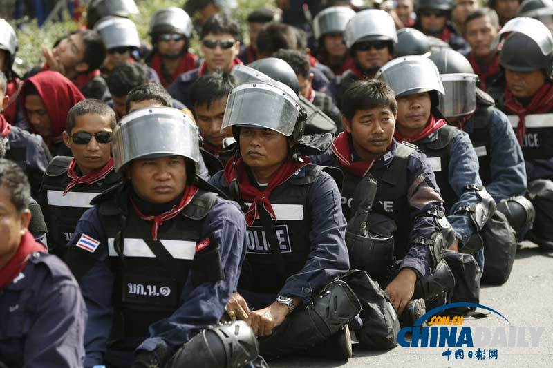 泰國(guó)示威者占領(lǐng)總理府和警察總部 警方排排坐不阻攔