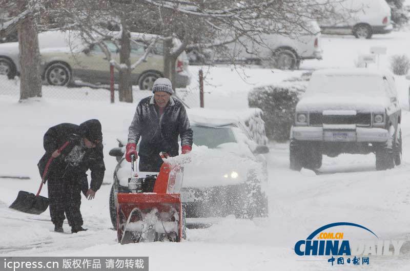 美國(guó)遭遇大雪襲擊 汽車和行人出行受阻