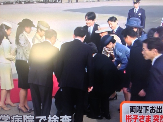 日本女親王機(jī)場迎接天皇夫婦 突然暈倒引騷動(dòng)