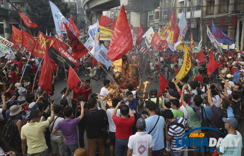 菲律賓民眾焚燒總統(tǒng)阿基諾模型 紀念國際人權(quán)日