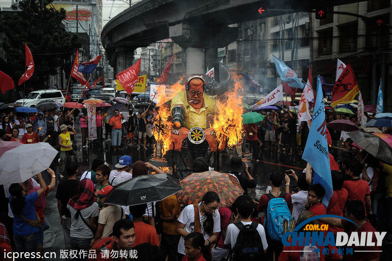 菲律賓民眾焚燒總統(tǒng)阿基諾模型 紀(jì)念國(guó)際人權(quán)日