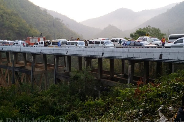 圖:泰國客車墜峽谷數(shù)十人死傷 司機(jī)疑疲勞駕駛