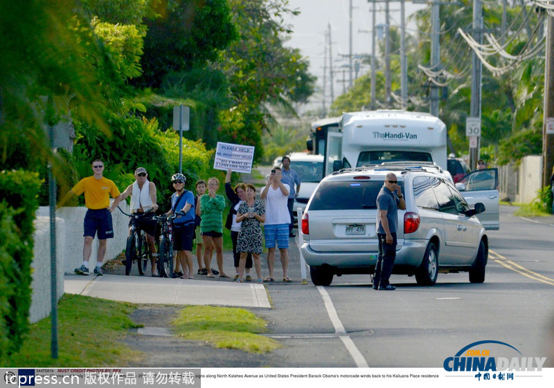 奧巴馬在夏威夷晨煉后乘車(chē)返回住所 遭遇夾道抗議