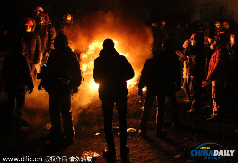 烏克蘭沖突持續(xù)街道如戰(zhàn)場 民眾點蠟燭紀(jì)念被打死者