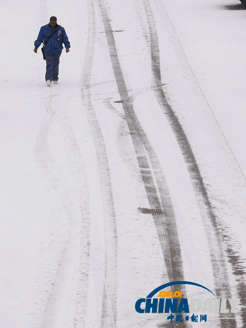 美遭罕見大雪襲擊五州進入緊急狀態(tài) 游客借噴泉暖手