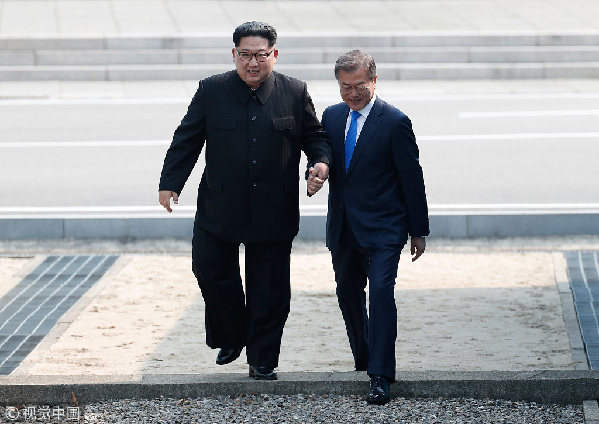 歷史時刻！金正恩跨過“三八線”與文在寅握手，還帶上了冷面！