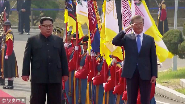 歷史時刻！金正恩跨過“三八線”與文在寅握手，還帶上了冷面！