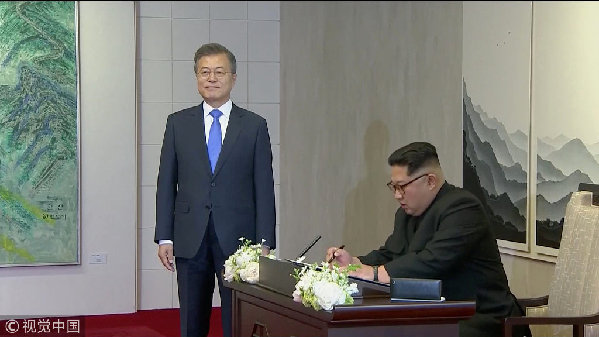 歷史時刻！金正恩跨過“三八線”與文在寅握手，還帶上了冷面！
