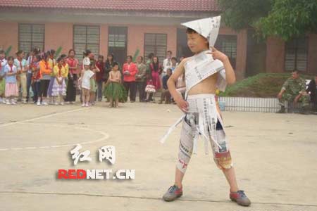 網(wǎng)友曝“鄉(xiāng)村小學雷人服裝秀”