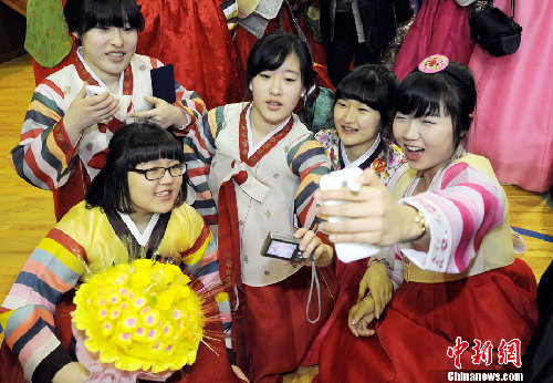 韓國女學(xué)生畢業(yè)禮集體著韓服舉行成人儀式