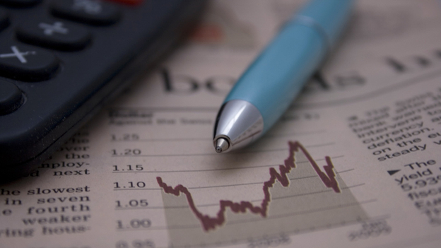 UK economic growth slows 最新公布數(shù)據(jù)顯示英國經(jīng)濟(jì)增長速度緩步