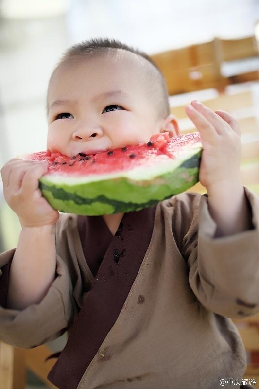 2歲萌娃吆喝自家西瓜 這個(gè)“瓜娃子”要火?。ńM圖）