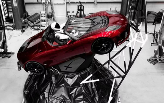 SpaceX獵鷹重型火箭首飛成功！馬斯克的特斯拉跑車上太空了