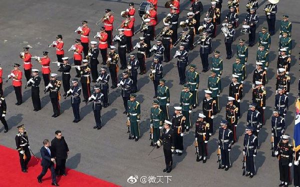 歷史時刻！金正恩跨過“三八線”與文在寅握手，還帶上了冷面！
