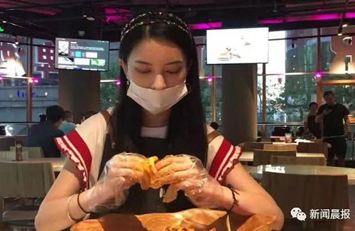 還有這種操作！上海餐廳推出代剝小龍蝦服務，你怎么看？