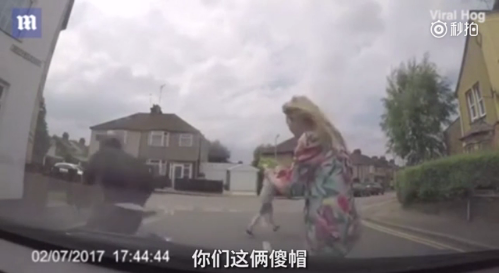 英國(guó)男子浮夸碰瓷未果！遭女車(chē)主嘲笑“傻帽”