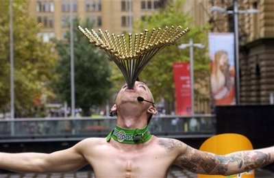 Man swallows 18 swords <BR>男子吞18劍破紀(jì)錄