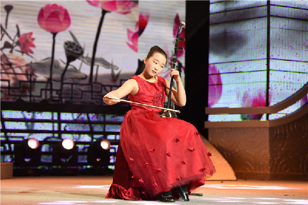 Zhangjiagang volunteers show artistic talent