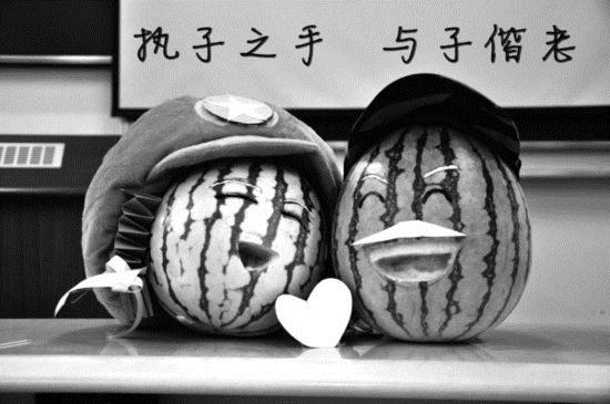 學(xué)生軍訓(xùn)西瓜君走紅網(wǎng)絡(luò) 賣(mài)萌搞笑惹人愛(ài)(組圖)