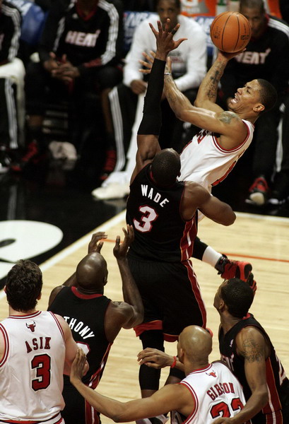 公牛主場經(jīng)過激戰(zhàn)以93：89力擒熱火