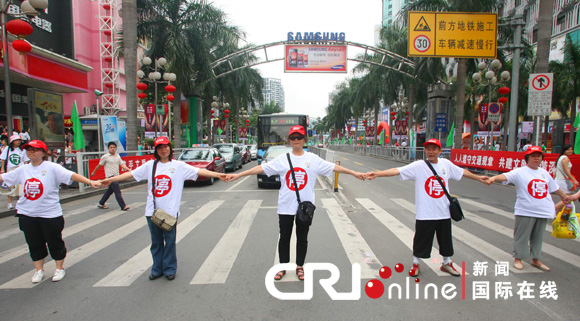 “人體紅綠燈”現(xiàn)身深圳[組圖]