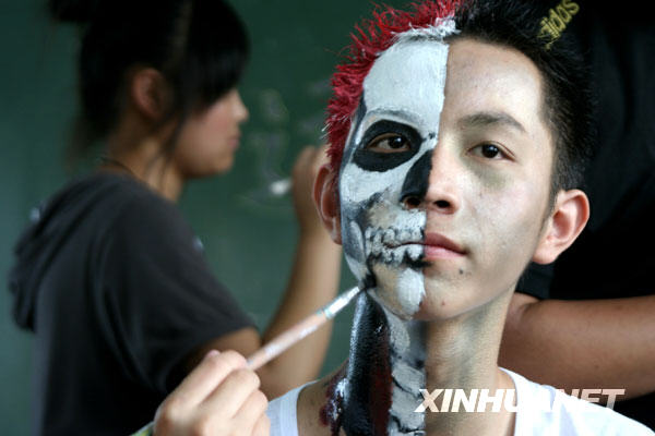 行為藝術(shù)警示毒品危害[組圖]