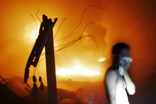 河南洛陽一化工廠發(fā)生爆炸 數(shù)百群眾受傷(圖)