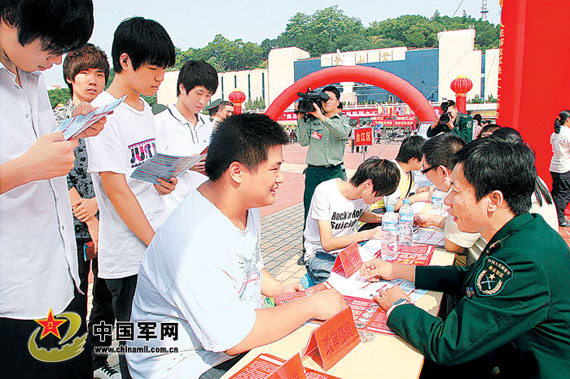 我國今冬將從高校畢業(yè)生中預(yù)征兵13萬(圖)