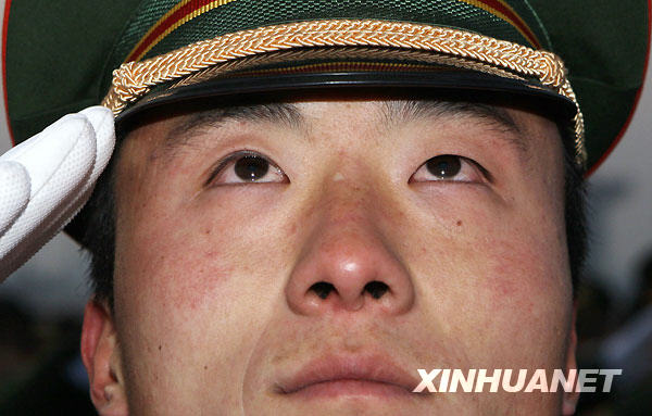 向國旗敬最后一個(gè)軍禮