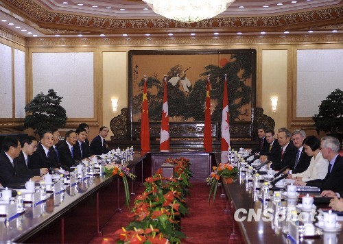 中加發(fā)表聯(lián)合聲明將加強(qiáng)遣返逃犯等合作(組圖)